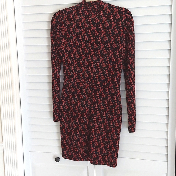 Black Halo Dress, Size 4, Long Sleeves, Mini, Black with Red Roses Floral Print - Picture 11 of 12